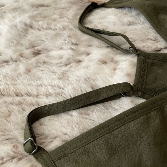 Victoria’s Secret Sports Bra Olive Green Gorgeous & Super COMFY VS Bra NEW - Picture 6 of 8